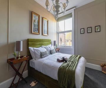 Crescent View Central & Quiet Sleeps 4