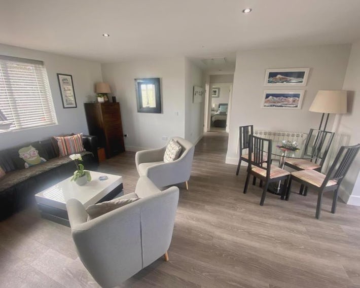 2 Bedroom cottage sleeps 4 with Hot-tub, & shared Pool use
