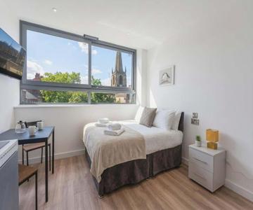 Modern & Bright Central Sheffield Studio w Views