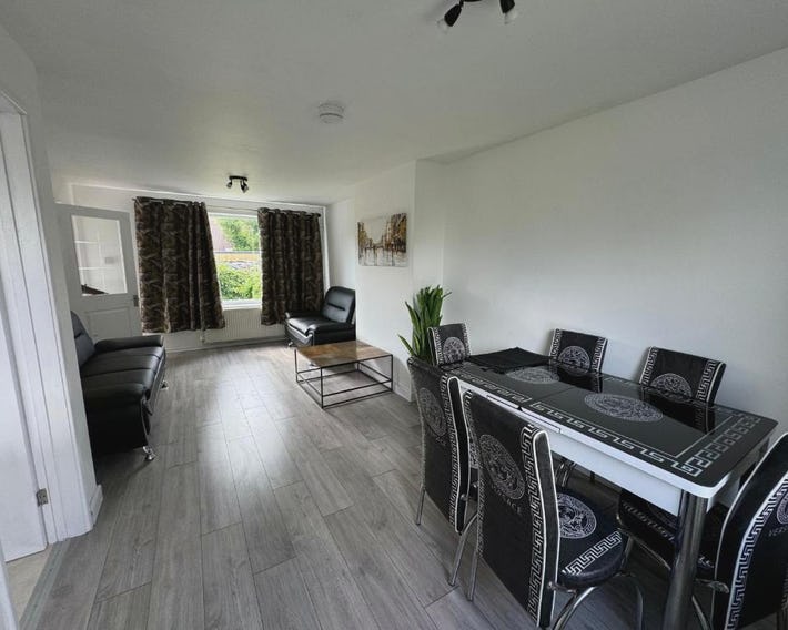 3-Bedroom Cosy Reading House