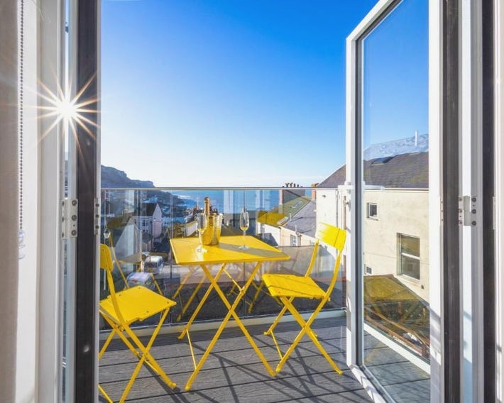 Bright & beautiful 4 bedroom house with sea views