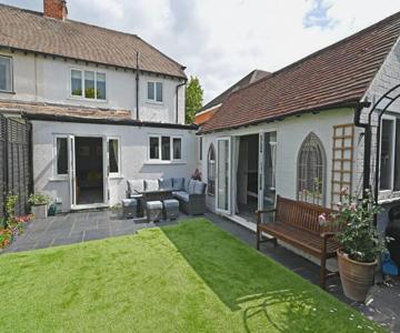Central Townhouse with FREE onsite EV parking