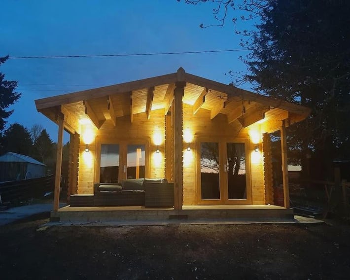 Bishy Barnabees country lodge with hot tub