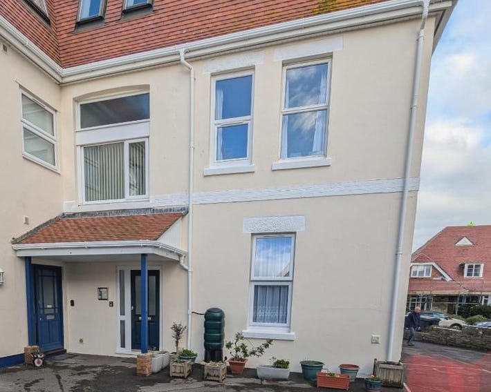SWANAGE WELL PRESENTED 2 BEDROOM APARTMENT CLOSE to BEACH