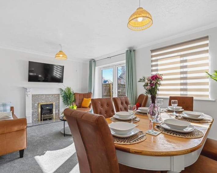 Modern 3BR Home Free Parking Fast WiFi