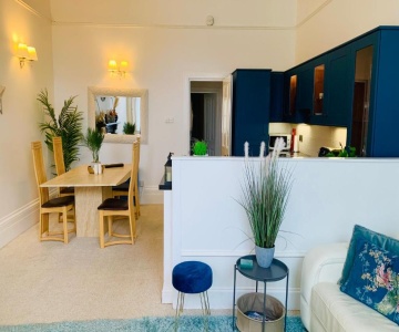 **sunny And Bright, Thatchers Rock One Bed Beach Front Apartment***