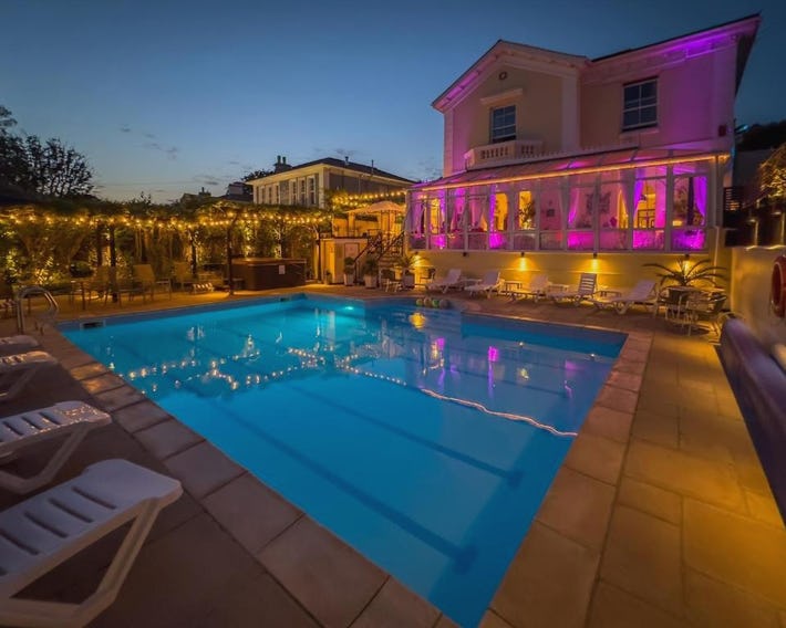 Riviera Lodge Hotel