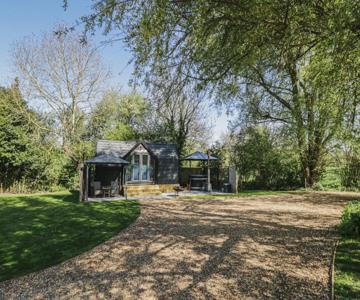 Willow Lodge At Bridge Lake Farm & Fishery