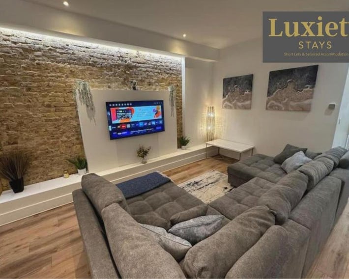 Gorgeous 2BR Flat - Hamlet Court Shops Walk