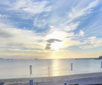 Sunrise View - Beachfront Apartment, Weymouth
