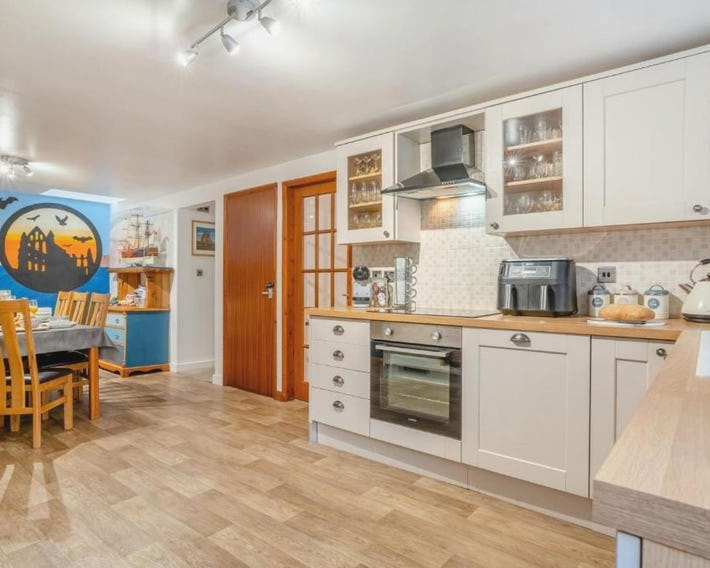 4 Bed in Whitby oc-w506
