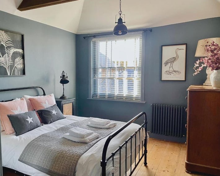 Fabulous apartment seconds from beach by Whitstable-Holidays, Pudding Pan