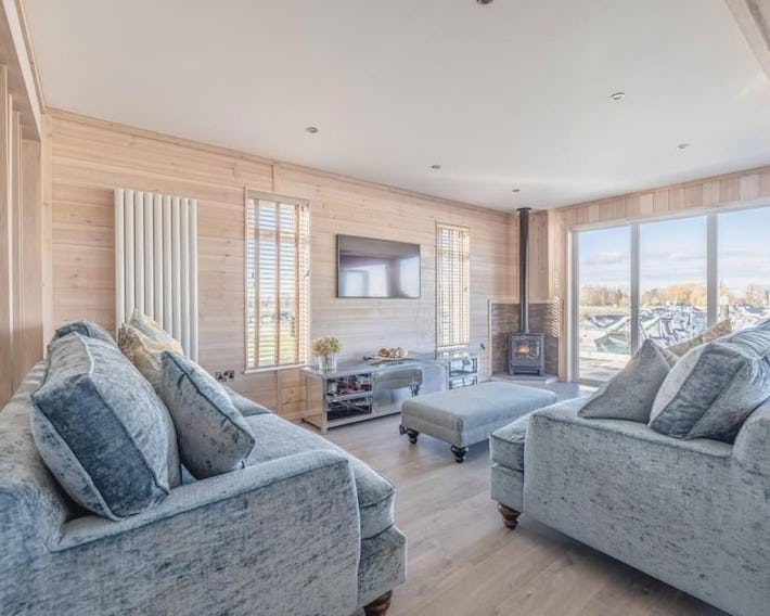 Stylish Lodge At Windsor Racecourse Marina - By Tempstay