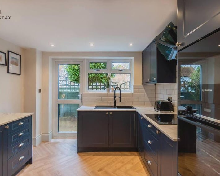 STYLISH HOME WITH FREE PARKING - 10 MINS TO LEGOLAND! - By Tempstay