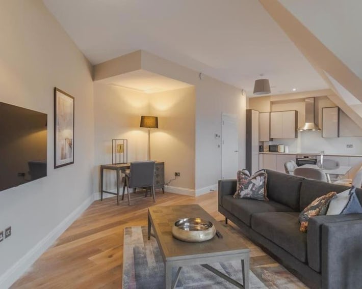 Spacious Luxury Penthouse, 2BR, Private Parking - By Tempstay