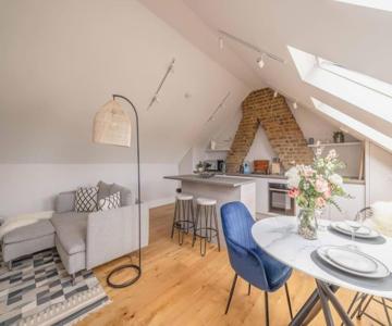Stay In Style With Castle Views, Prime Spot Windsor