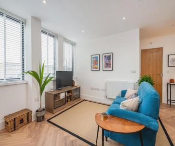 Stylish Spacious Apartment In Central Windsor