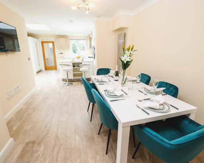 Central Windsor Stunning 4 Bedroom Spacious Modern House