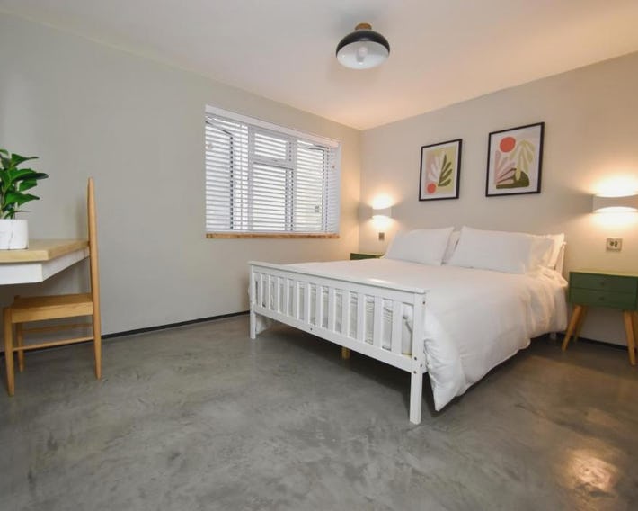 Modern Apartment Central Woodstock with Parking
