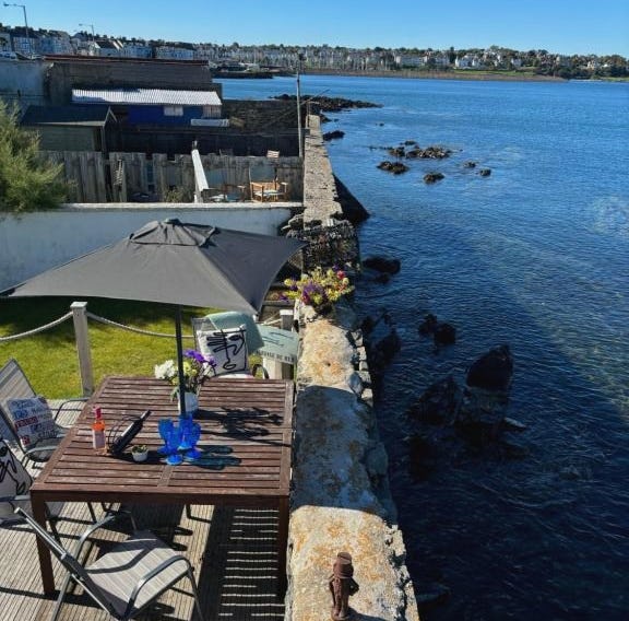 Splash Cottage beach house with Sea lapping Garden