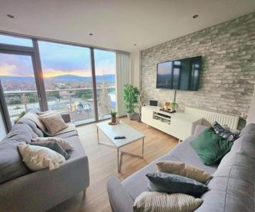 Stunning Penthouse with Balcony Sunset Views - Pass the Keys