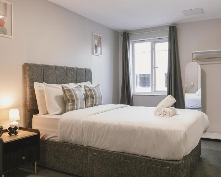 Chic Modern Sleeps 6 + Parking