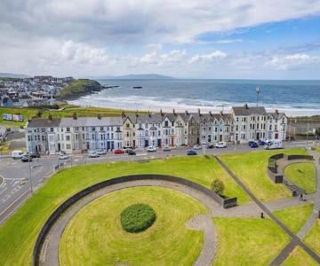 Spacious Bright Apt Walk to Beach - Dunluce Park 4