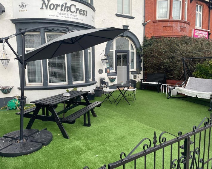 The North Crest Hotel - Guest House