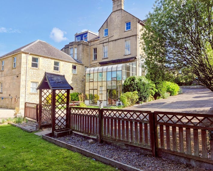 Wentworth House - Free Parking
