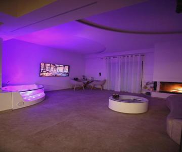 Aphrodite Suite Romantic Jacuzzi & Fireplace