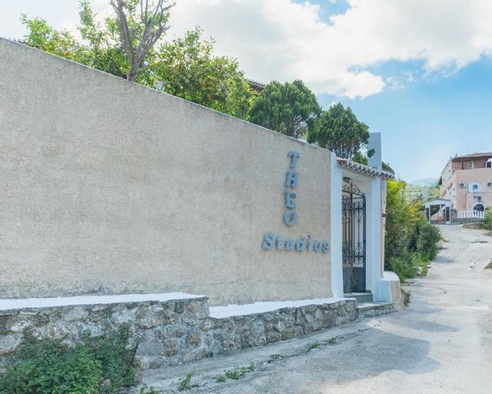 Theo Studios & Apartments