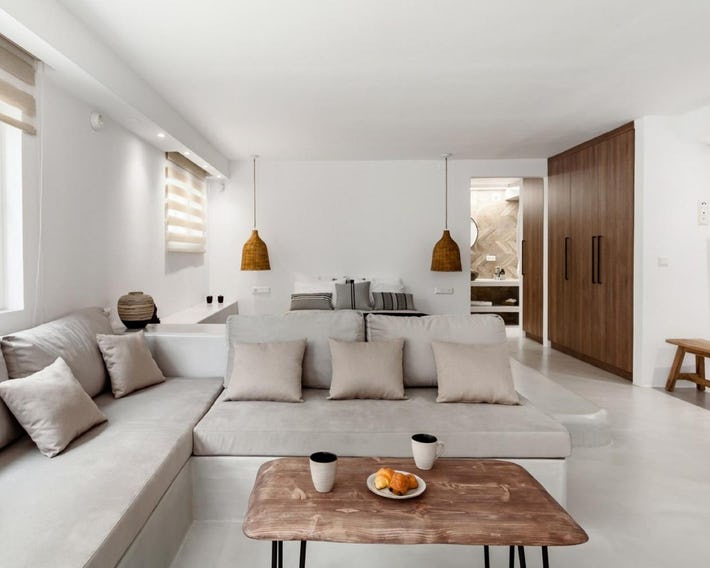 Pebble Luxury Suite by the Sea