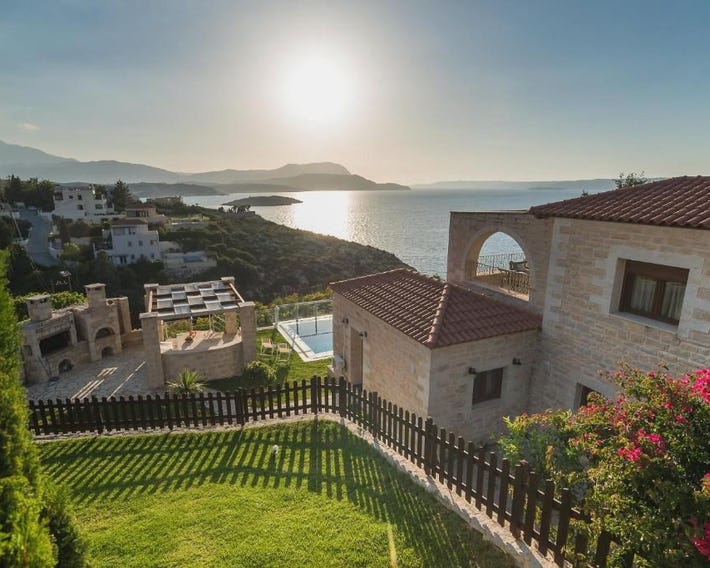 Hectoras Villa in Plaka BY APOKORONAS-VILLAS
