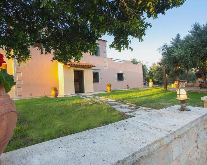 Villa Manoutsio - Traditional Cottage Among Olive Trees 500m from Sandy Beach