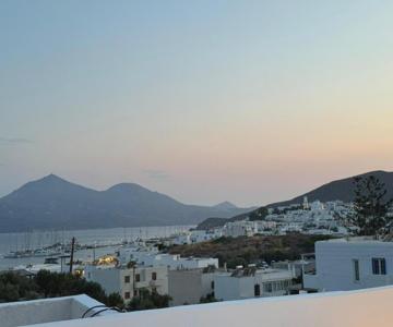 Sunset View Rooftop Apartment, Walk to Adamas Center