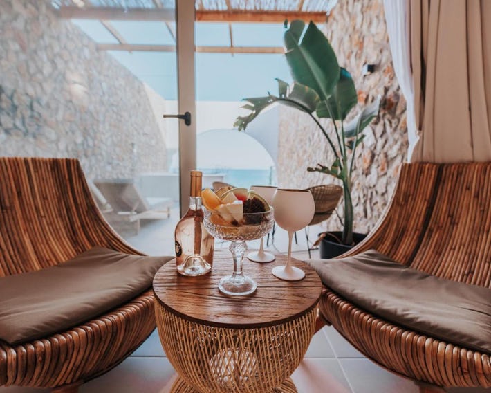 Delfini beach hotel & suites
