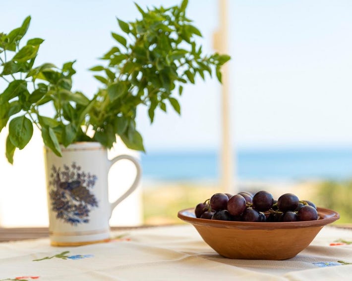 Live by the sea at House Almyra