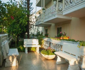 Ronzi Apartments