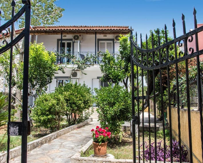 Irini Apartments and Studios