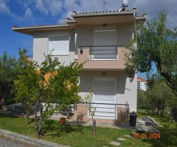 Beautiful maisonette (Omorfi mezoneta)
