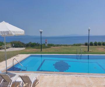 Blue Pastel-cliffside villa, shared pool, wild sandy beach nearby