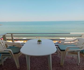ROMANCE VIEW THE SEA