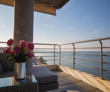 Salty Breeze Beachfront Apartment-premium Stay