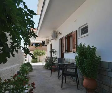 Chrysoula-s Convenient Triple Room with Yard