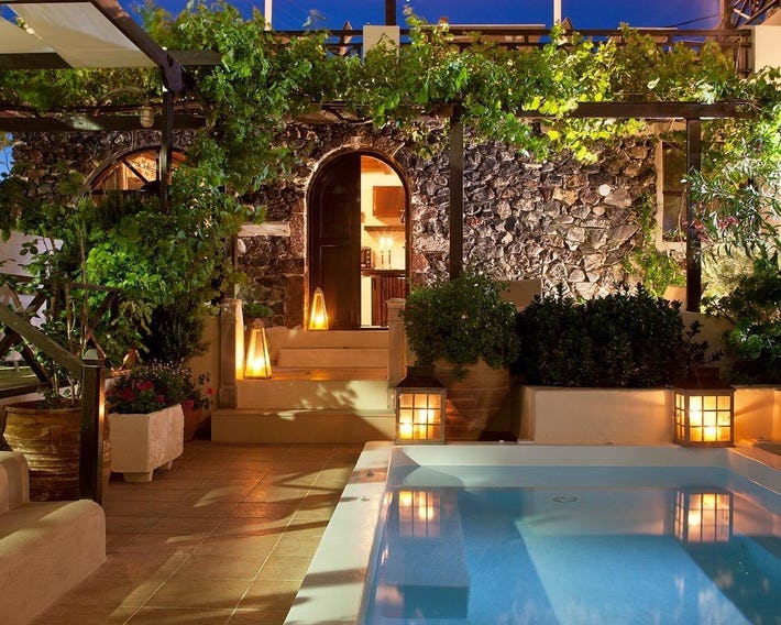 Lava Suites & Lounge