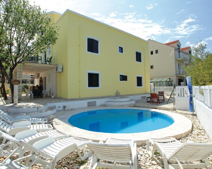 Dragan's Den Hostel