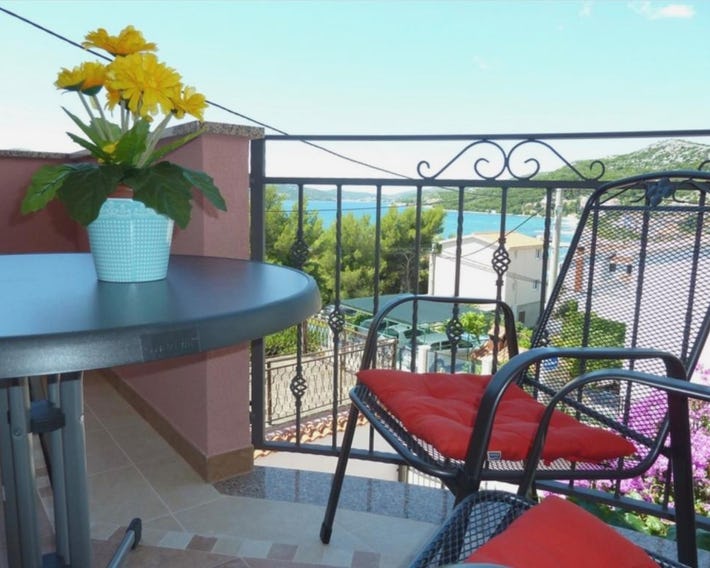 Apartments Nena with sea view - max 4 persons
