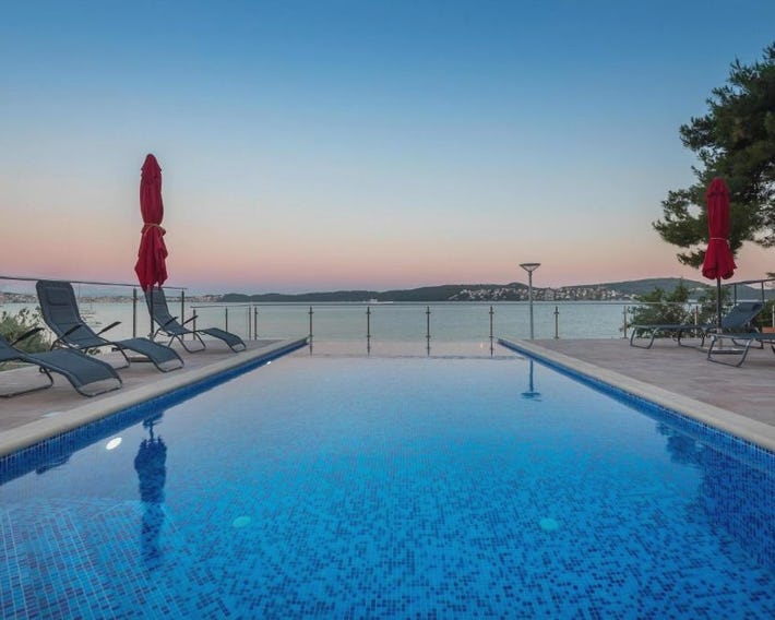 Gem of the sea luxury beach apartment with brand new heating infinity pool