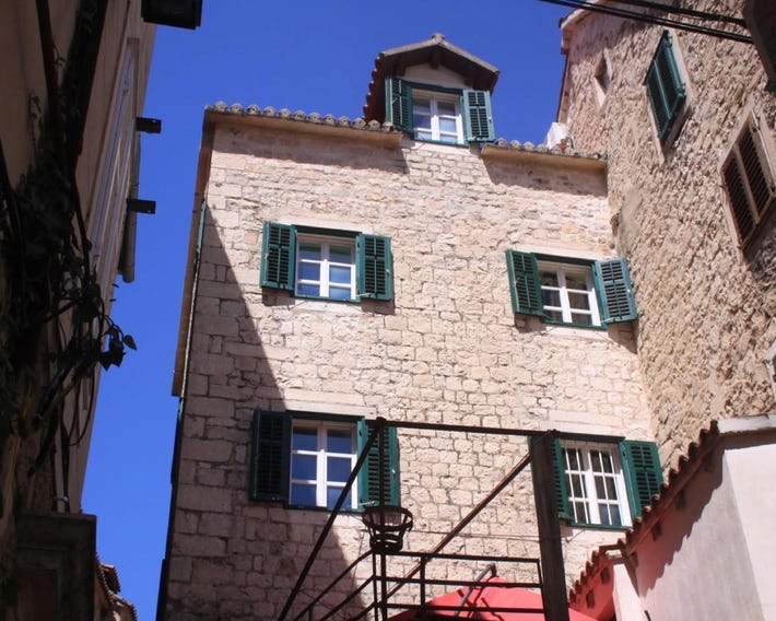 Toni Palace