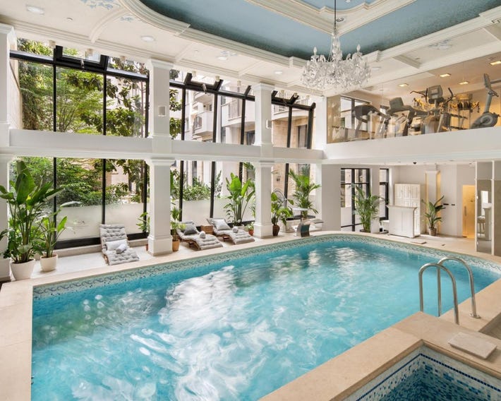 Queen's Court Hotel & Residence